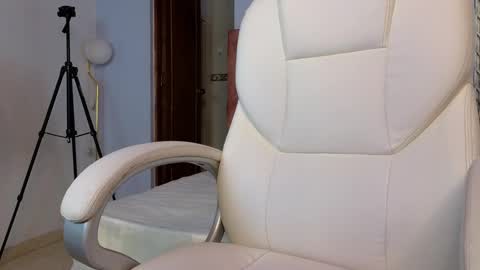 Snapshot of lou_rosse chatting on December 19, 2024, 8:34 pm  Lou Rosse  online show from December 19, 2024, 8:34 pm