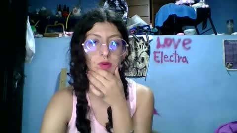 Snapshot of love_electra chatting on December 5, 2025, 2:09 am love_electra online show from December 5, 2025, 2:09 am