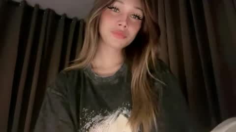 Snapshot of love_me_harderxx chatting on April 12, 2026, 7:41 pm kissme online show from April 12, 2026, 7:41 pm