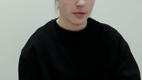 Vivian online show from November 25, 2025, 1:44 pm