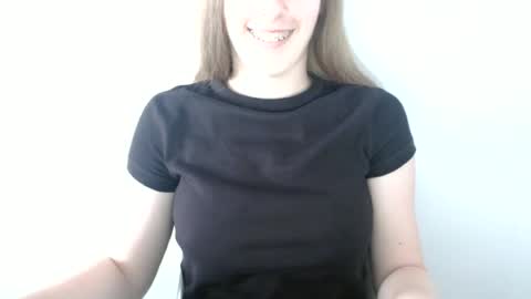 Snapshot of love_vivian chatting on July 6, 2026, 3:03 pm Vivian online show from July 6, 2026, 3:03 pm