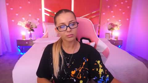 loveedove online show from June 25, 2026, 12:42 pm