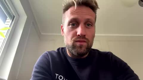 lovefuesse online show from November 9, 2025, 11:30 am