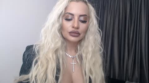 Snapshot of lovelyblondyxxx chatting on January 16, 2025, 11:27 pm PrAllinXXXa online show from January 16, 2025, 11:27 pm
