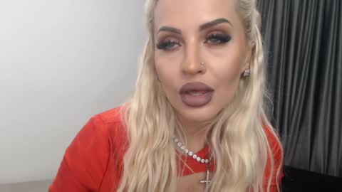 Snapshot of lovelyblondyxxx chatting on January 18, 2025, 11:55 pm PrAllinXXXa online show from January 18, 2025, 11:55 pm