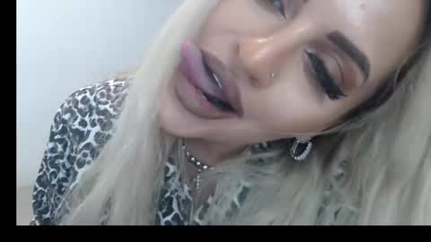 Snapshot of lovelyblondyxxx chatting on February 18, 2025, 2:05 am PrAllinXXXa online show from February 18, 2025, 2:05 am