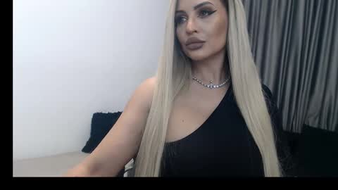 Snapshot of lovelyblondyxxx chatting on February 21, 2025, 11:43 pm PrAllinXXXa online show from February 21, 2025, 11:43 pm