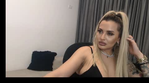 Snapshot of lovelyblondyxxx chatting on February 26, 2025, 1:43 am PrAllinXXXa online show from February 26, 2025, 1:43 am