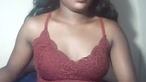 lovelylarra online show from April 4, 2026, 7:50 am