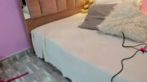 L O V E  online show from December 5, 2025, 11:52 am