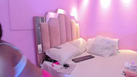 L O V E  online show from December 17, 2025, 11:49 am