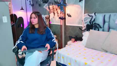 Snapshot of lovequinn_mjs chatting on October 29, 2025, 7:59 pm Love  online show from October 29, 2025, 7:59 pm