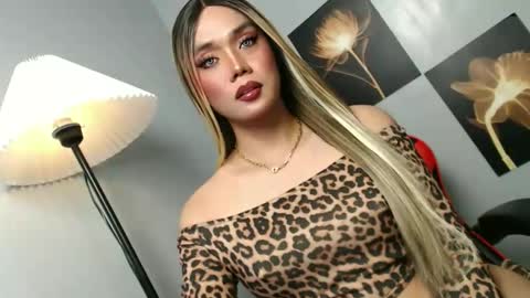 lovers moon22 online show from November 16, 2025, 12:55 pm