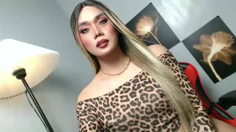 lovers moon22 online show from November 25, 2025, 2:28 pm