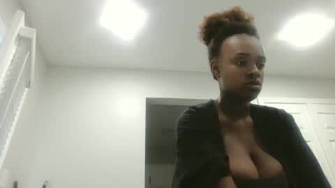 Snapshot of loyalbambi chatting on September 16, 2025, 12:39 pm loyalbambi online show from September 16, 2025, 12:39 pm