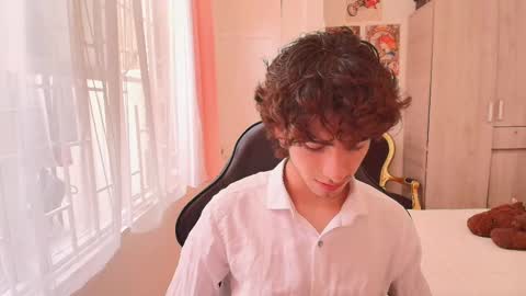lucas_xo online show from October 15, 2025, 8:42 pm