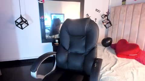 Lucia Vonne online show from October 18, 2025, 12:35 am