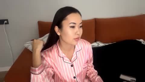 Kira online show from November 6, 2025, 1:12 pm