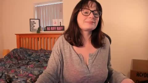 Snapshot of luciewintersuk chatting on December 21, 2024, 1:10 pm Lucie Winters online show from December 21, 2024, 1:10 pm