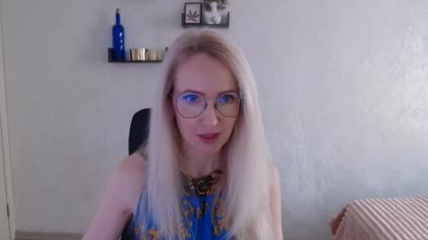 Snapshot of luckcristal chatting on March 5, 2026, 10:44 am Arina online show from March 5, 2026, 10:44 am