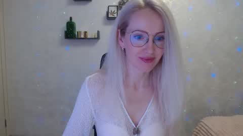 Snapshot of luckcristal chatting on March 22, 2026, 6:11 pm Arina online show from March 22, 2026, 6:11 pm