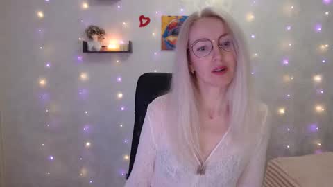 Snapshot of luckcristal chatting on April 14, 2026, 4:35 pm Arina online show from April 14, 2026, 4:35 pm