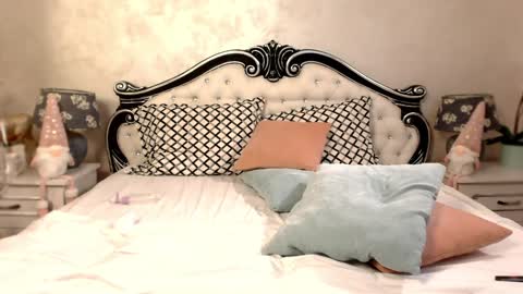 Mia online show from December 2, 2024, 8:22 pm