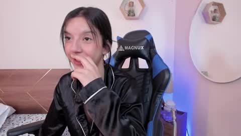 Snapshot of lucy_ferreiraa chatting on October 17, 2025, 5:43 am Your Lucy online show from October 17, 2025, 5:43 am