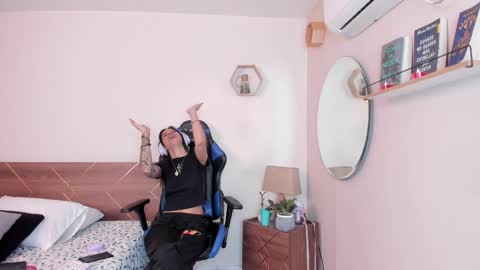 Snapshot of lucy_ferreiraa chatting on October 17, 2025, 6:10 pm Your Lucy online show from October 17, 2025, 6:10 pm