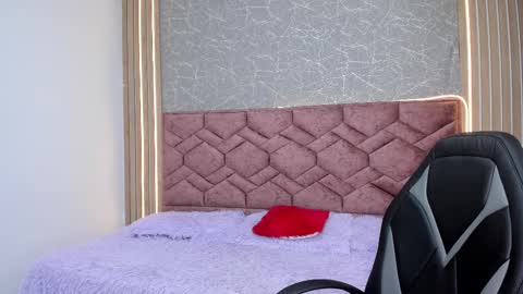 Lucy Greys online show from March 5, 2025, 5:18 pm