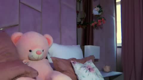 Lucy Lexton online show from April 22, 2026, 5:10 am