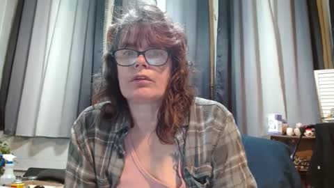 lucylling online show from February 18, 2025, 7:32 am