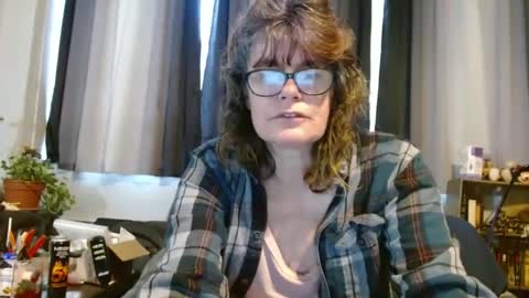 lucylling online show from February 19, 2025, 1:39 pm
