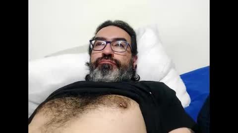 Snapshot of luis2988z chatting on May 3, 2026, 1:44 am Hairyman online show from May 3, 2026, 1:44 am