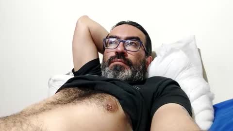 Snapshot of luis2988z chatting on May 7, 2026, 1:44 am Hairyman online show from May 7, 2026, 1:44 am