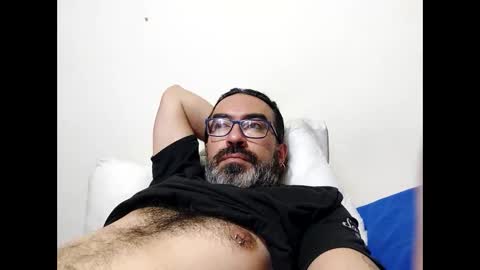 Snapshot of luis2988z chatting on May 19, 2026, 2:18 am Hairyman online show from May 19, 2026, 2:18 am