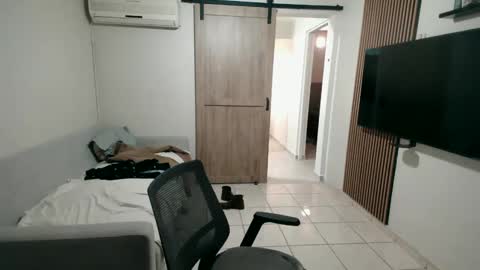 luis_flr online show from October 1, 2025, 5:41 pm