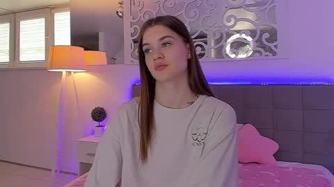 LuisaClover online show from June 3, 2026, 2:33 pm