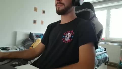 lukasschoetz online show from September 28, 2025, 1:49 pm