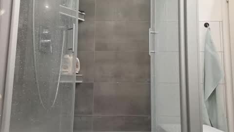 lukasschoetz online show from November 17, 2025, 5:41 pm