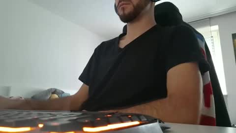 lukasschoetz online show from December 4, 2025, 10:57 am