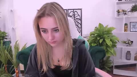 Snapshot of lulu___moon chatting on September 14, 2025, 7:18 am Lily online show from September 14, 2025, 7:18 am