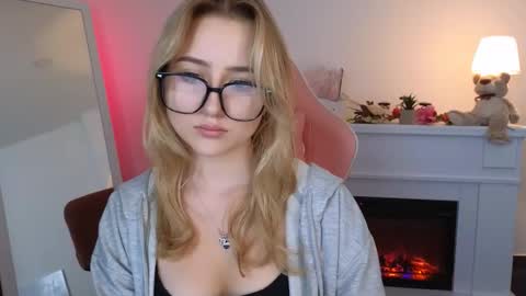 Snapshot of lulu___moon chatting on September 15, 2025, 1:22 pm Lily online show from September 15, 2025, 1:22 pm