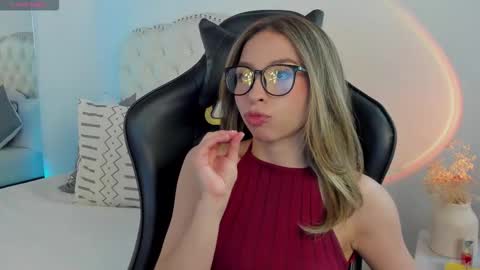 Snapshot of luluuberry chatting on February 9, 2026, 8:35 pm luluuberry online show from February 9, 2026, 8:35 pm