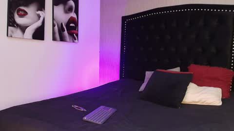 Snapshot of luna_and_titan chatting on November 9, 2025, 12:47 pm Luna And Titan online show from November 9, 2025, 12:47 pm