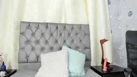 Luna Eva online show from March 6, 2025, 6:05 pm