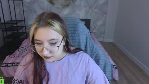 Snapshot of luna_host chatting on April 14, 2026, 1:44 am Luna Host online show from April 14, 2026, 1:44 am
