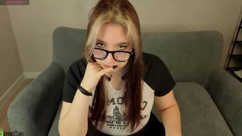 Snapshot of luna_host chatting on April 20, 2026, 2:58 am Luna Host online show from April 20, 2026, 2:58 am
