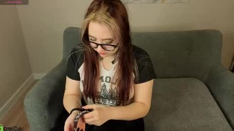 Snapshot of luna_host chatting on April 21, 2026, 1:42 am Luna Host online show from April 21, 2026, 1:42 am