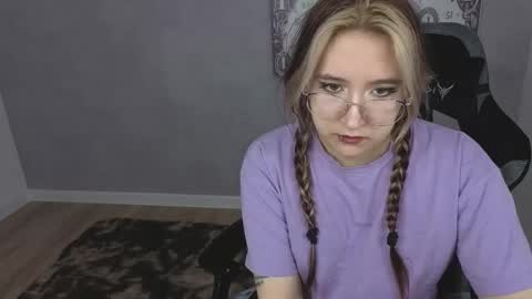 Snapshot of luna_host chatting on April 26, 2026, 3:15 am Luna Host online show from April 26, 2026, 3:15 am